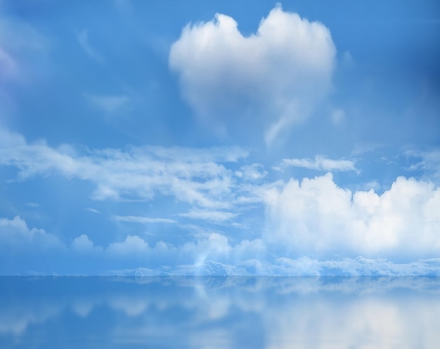 céu azul nuvens brancas em forma de coração água do mar onda reflexão fundo romântico