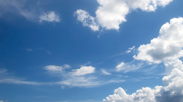 céu azul nuvens brancas natureza