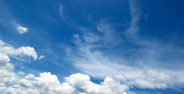 Foto céu azul nuvens brancas