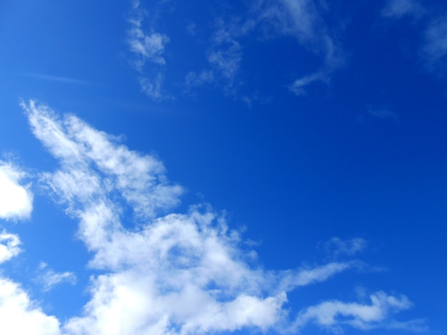 Céu azul, nuvens e luz solar fundo