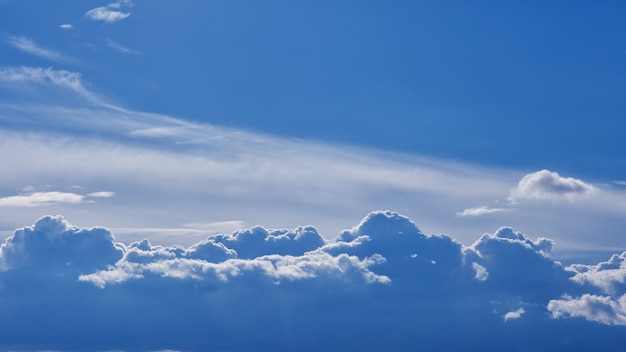 Céu azul nuvens paisagem como montanhas.