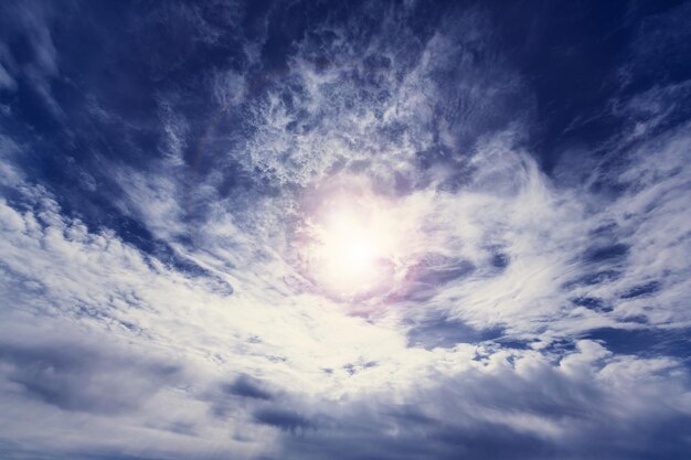 Céu azul pacífico e nuvens brancas