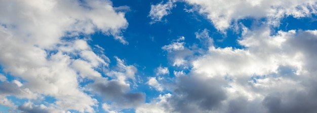 Céu azul pitoresco com nuvens brancas e fofas em clima ensolarado