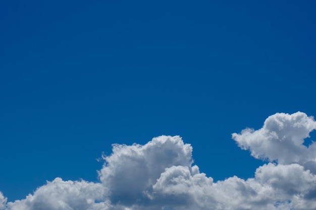 Céu azul profundo sobre nuvem branca fofa Paisagem ao ar livre em dia ensolarado