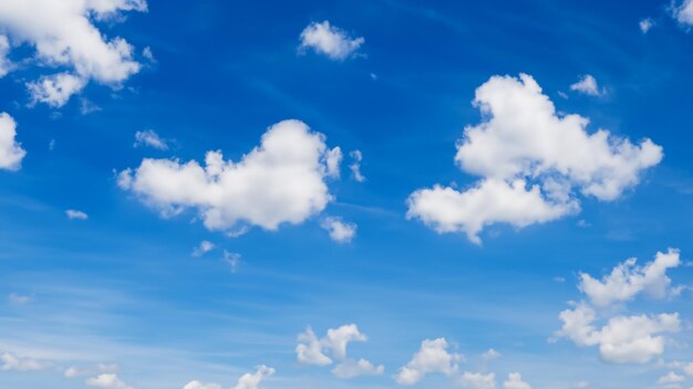 Céu azul sereno com nuvens finas