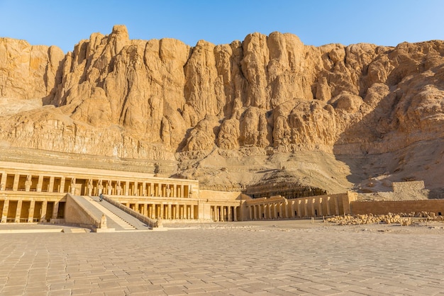 Céu azul sobre rochas e templo de Hatshepsut, Egito