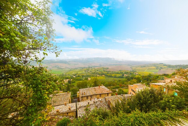 Foto céu azul sobre velhos telhados na toscana, itália