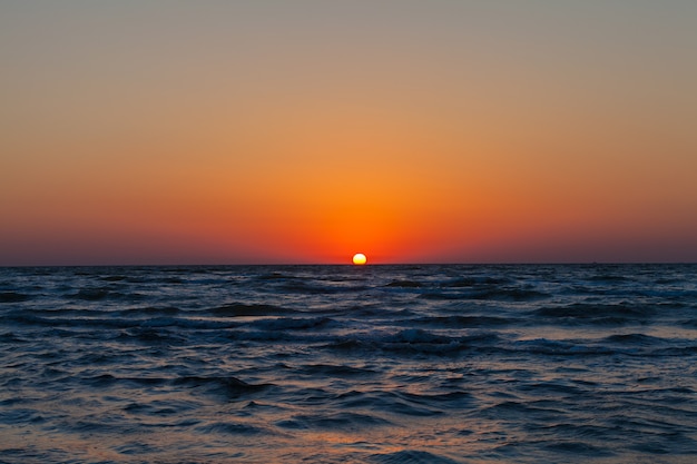 Céu azul, sol e mar