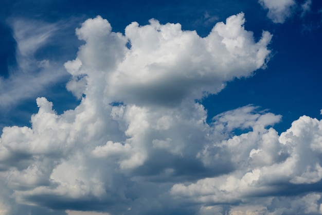 Céu azul tempestuoso e nuvens brancas.