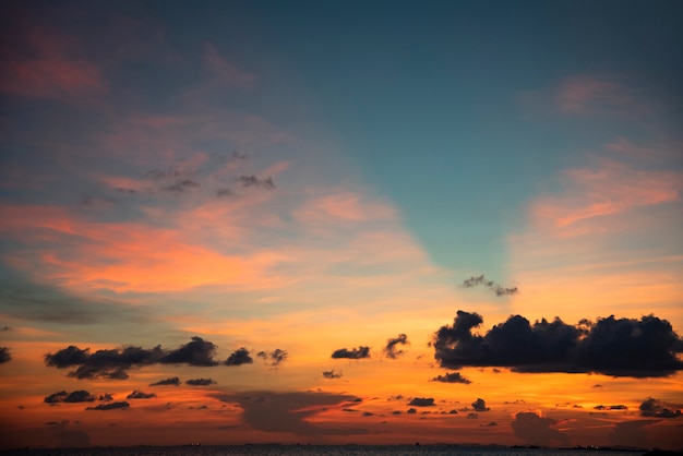Foto céu bonito silhueta do sol nuvem colorido azul céu dramático laranja no verão tropical do mar