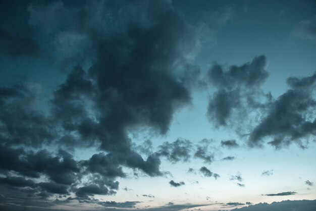 Céu brilhante ardente crepúsculo nublado