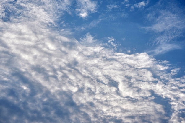 Céu cativante com uma tapeçaria de nuvens fofas pintando uma cena pitoresca de tranquilidade e segurança