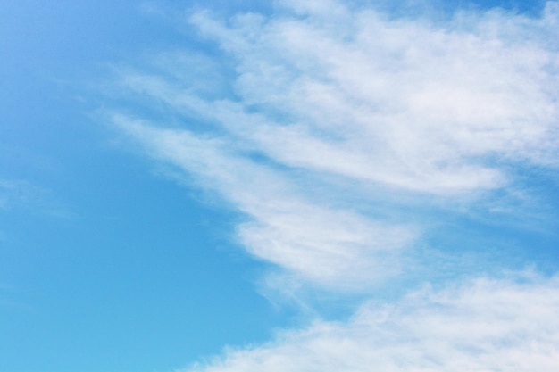 Céu Céu azul com fundo de nuvens brancas Nuvens encaracoladas em um dia ensolarado de verão Nublado claro Bom tempo Céu de fundo simples para pôster de verão Simulação de verão Foco suave