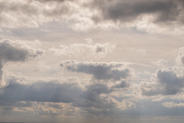 Céu cheio de nuvens e raios de sol brilhando