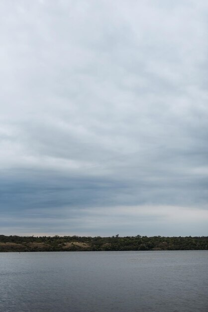 Céu chuvoso de outono azul