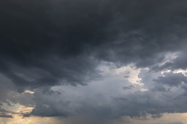 Céu cinza tempestuoso com nuvens