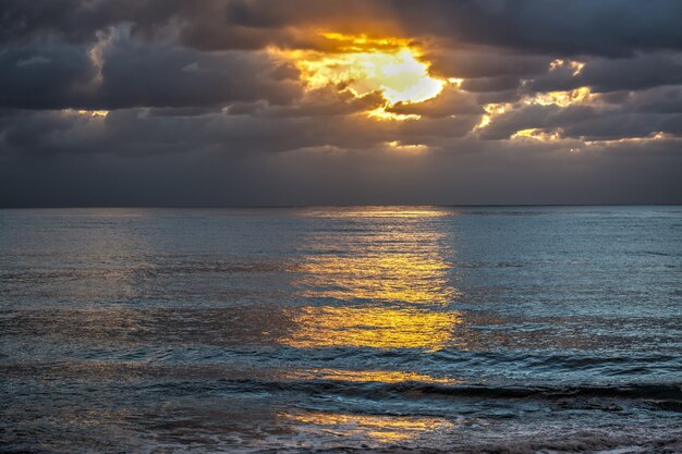 Céu cinzento sobre o mar em Alghero Sardinia