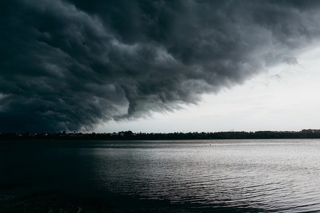 Céu cinzento tempestuoso sobre o lago