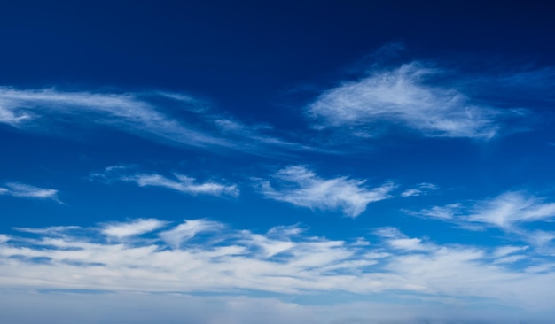 Céu claro azul com nuvens