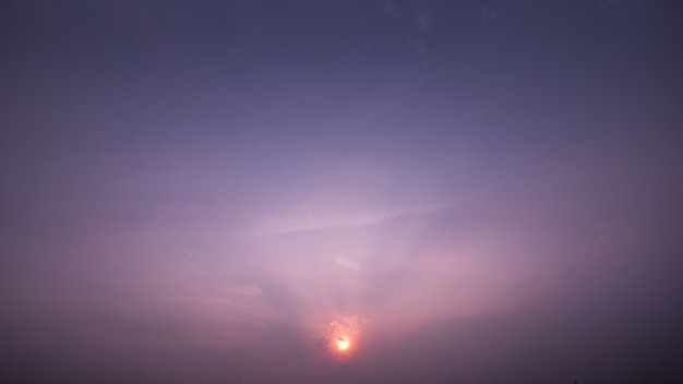 Céu claro e pôr do sol com nuvens no verão