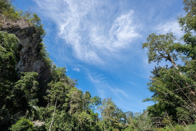 céu claro na montanha