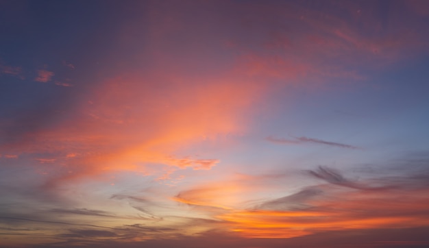 Céu colorido abstrato com vista do sol à noite ou nascer do sol e nuvens de fundo