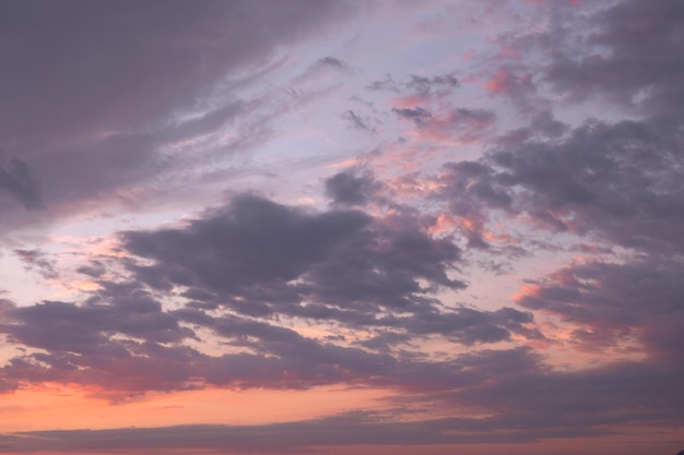 Céu colorido ao pôr do sol com nuvens