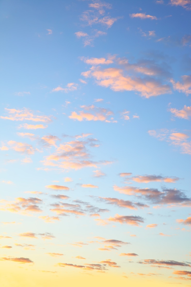 Foto céu colorido com nuvens antes do nascer do sol, pode ser usado como plano de fundo