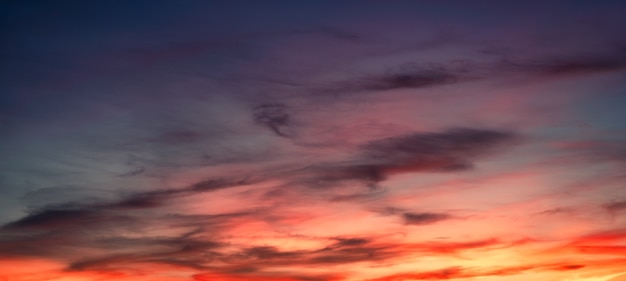 Céu colorido com nuvens ao pôr do sol. Céu dramático da noite. Fundo natural