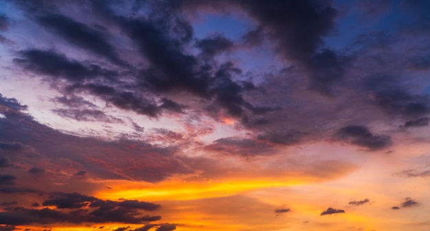 Céu colorido do pôr do sol à noite com nuvens roxas de luz solar laranja céu crepuscular