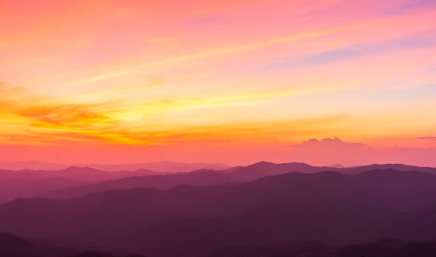 Céu colorido dramático com nuvem ao pôr do sol