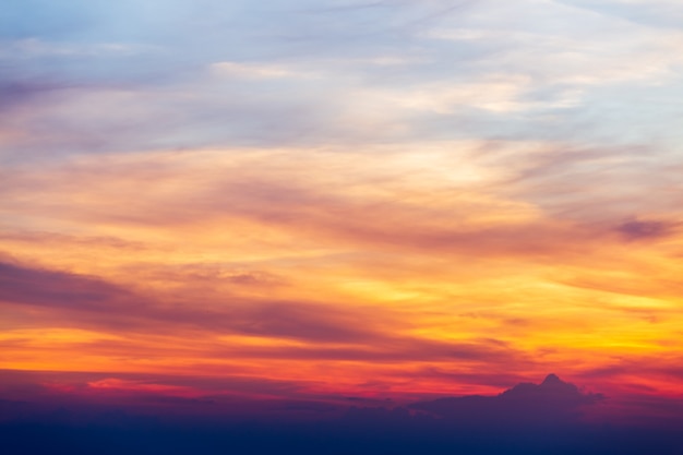 Céu colorido dramático com nuvem ao pôr do sol