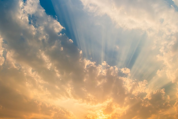 Céu colorido dramático com nuvem ao pôr do sol