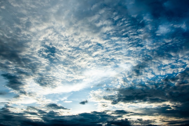 Céu colorido dramático com nuvem ao pôr do sol