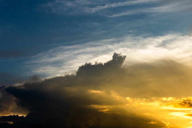 Céu colorido dramático com nuvem ao pôr do sol