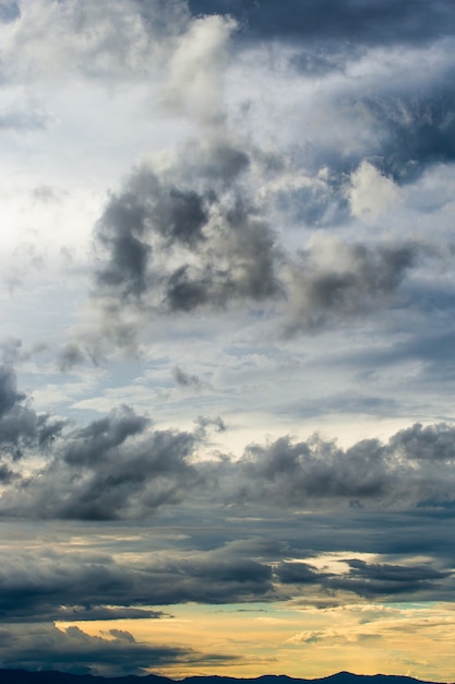 Céu colorido dramático com nuvem ao pôr do sol