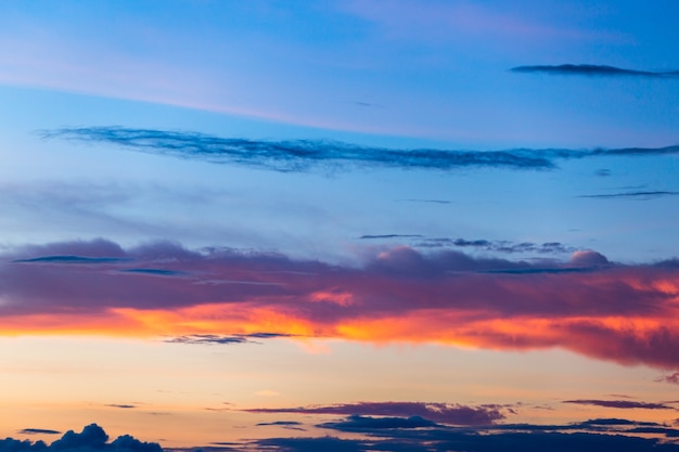 Céu colorido dramático com nuvem ao pôr do sol.