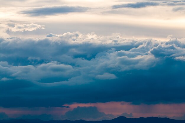 Céu colorido dramático com nuvem ao pôr do sol