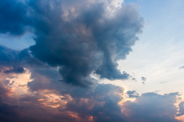 Céu colorido dramático com nuvem ao pôr do sol