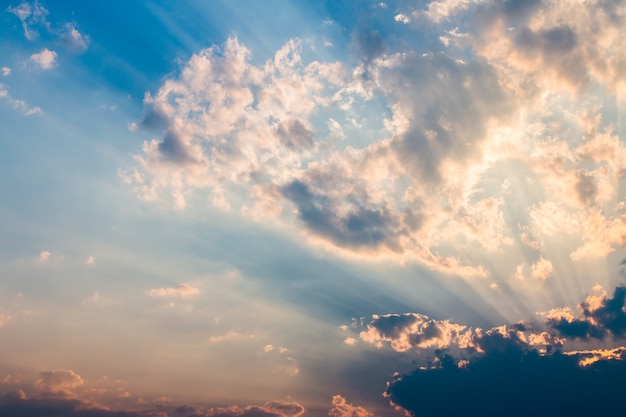 Céu colorido dramático com nuvem ao pôr do sol