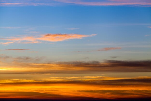 Céu colorido dramático com nuvem ao pôr do sol.