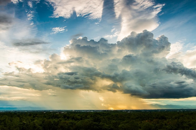 Céu colorido dramático com nuvem ao pôr do solxa