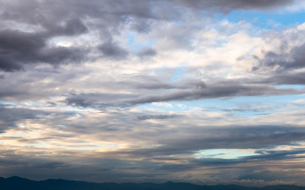 Céu colorido dramático com nuvem ao pôr do solxa