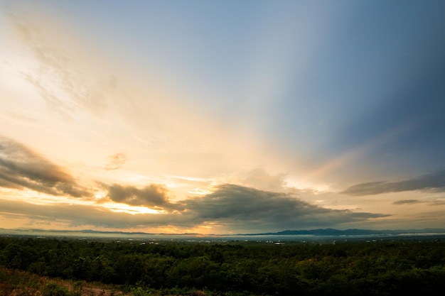 Céu colorido dramático com nuvem ao pôr do solxa