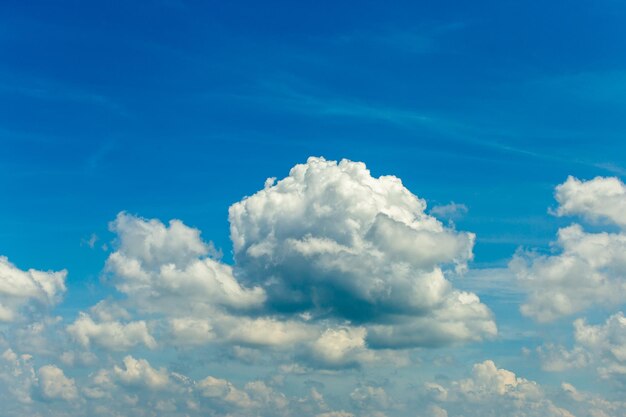 Céu colorido dramático com nuvem ao pôr do solxa