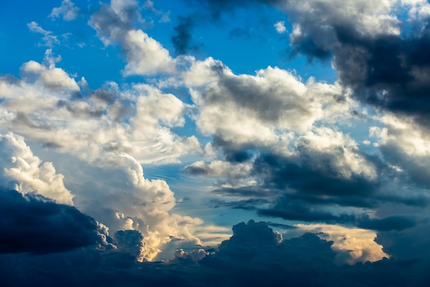 Céu colorido dramático com nuvem ao pôr do solxa