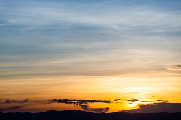 Céu colorido dramático com nuvem ao pôr do solxa