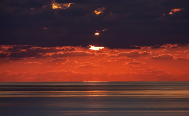 Céu colorido dramático do nascer do sol Mar Mediterrâneo Abstrato Céu vermelho Cloudscape Fundo da natureza