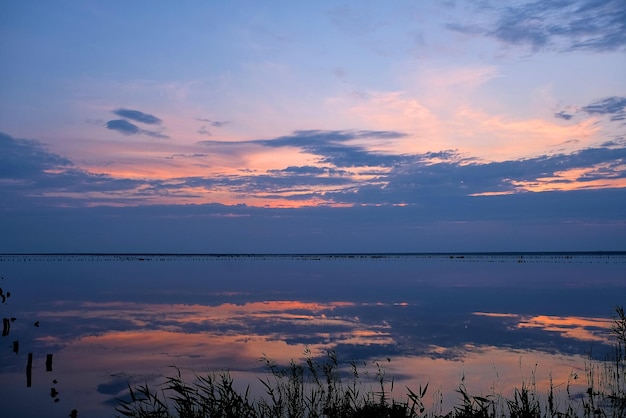 Céu colorido e água colorida em um lago salgado refletido no pôr do sol