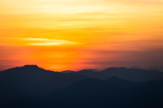 Céu colorido e dramático com nuvens ao pôr-do-sol Céu bonito com nuvens de fundo